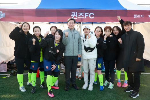 이상일 용인특례시장이 15일 기흥레스피아 축구장에서 열린 ‘용인FC 여성 아마추어 풋살대회’에서 선수를 비롯한 관계자들과 기념사진 촬영을 하고 있다. (사진=용인특례시)