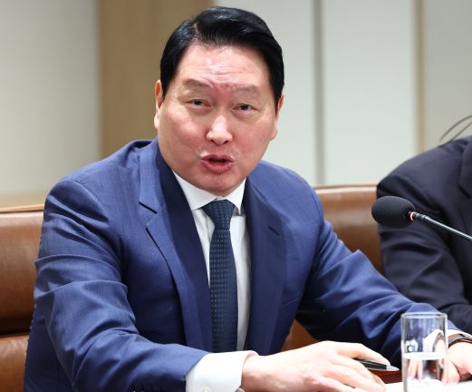 최태원 SK그룹 회장이 16일 서울 용산 대통령실 청사에서 열린 한미 관세협상 후속 민관 합동회의에서 발언하고 있다. (대통령실통신사진기자단/뉴시스)