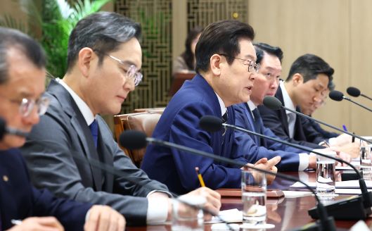 이재명 대통령이 16일 서울 용산 대통령실 청사에서 열린 한미 관세협상 후속 민관 합동회의에서 발언하고 있다. (대통령실통신사진기자단/뉴시스)