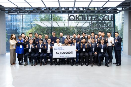 14일 진행된 '현대 호프 온 휠스 매칭그랜트 기부금 전달식'에서 현대차 국내사업지원실장 김경조 상무(뒷줄 여섯 번째), 현대차 국내지원사업부장 윤효준 상무(뒷줄 아홉 번째), 현대차 국내사업본부장 정유석 부사장(뒷줄 열 번째), 초록우산 신정원 본부장(뒷줄 열한 번째)과 후원에 참여한 카마스터들이 기념 촬영을 하고 있는 모습 (사진=현대자동차)