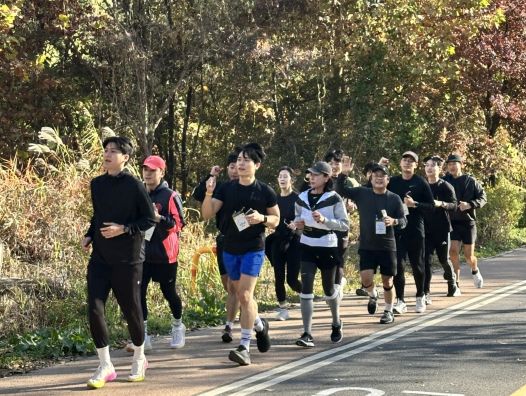 15일, KB헬스케어와 함께하는 건강 나눔 행사 ‘KB금융그룹 러닝데이(KB Running Day)’에 참여한 KB금융그룹 임직원들이 함께 달리기를 하고 있다.