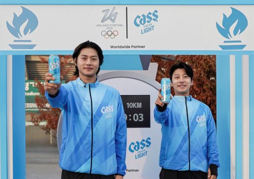 카스 라이트 모델이자 펜싱 국가대표 오상욱 선수(왼쪽)와 카스 올림픽 앰버서더인 전 쇼트트랙 국가대표 곽윤기 선수(오른쪽)가 지난 16일 열린 ‘올림픽데이런 2025 in 전주’ 현장에서 ‘카스 라이트’ 브랜드 부스를 배경으로 기념 사진을 촬영하고 있다. (사진=오비맥주)