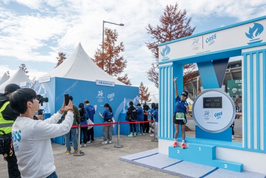 올림픽데이런 in 전주 카스 라이트 부스에서 기념촬영을 하고 있는 참가자