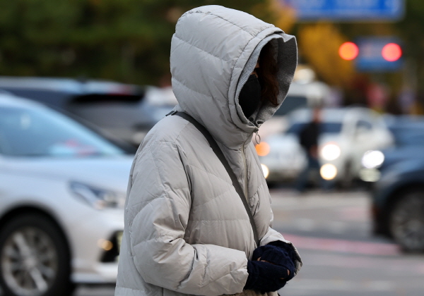 18일 아침 최저기온이 영하 8도까지 떨어지며 초겨울 강추위가 예상된다. 사진은 서울 용산 한 도로에서 시민이 두터한 겨울방한복을 입고 출근길 발걸음을 재촉하고 있는 모습. /뉴시스
