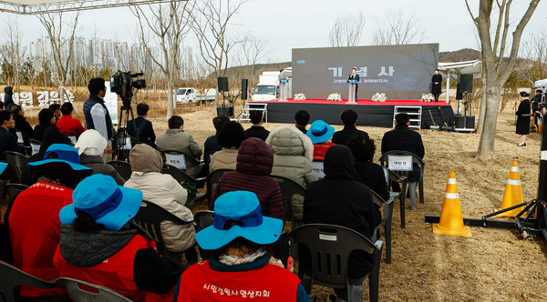 17일 안산시 상록구 본오동에서 열린 ‘경기지방정원 조성공사’ 착공식에서 고영인 경기도 경제부지사가 기념사를 하고 있다. (사진=경기도 제공)