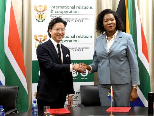 지난 9월 5일 남아프리카공화국 프리토리아 소재 남아공 외교부 청사에서 현대차 GPO 김일범 부사장(사진 왼쪽), 안나 탄디 모라카(Anna Thandi Moraka) 남아공 외교부 차관(사진 오른쪽)이 2025년 G20 요하네스버그 정상회의 공식 차량 지원에 관한 업무협약을 체결한 직후 기념 촬영을 하고 있다. (사진=현대자동차)