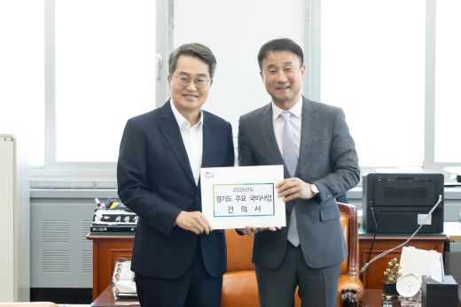 김동연 경기도지사가 17일 국회에서 한병도 국회 예산결산특별위원회 위원장을 만나 2026년도 경기도 핵심 국비사업에 대한 지원을 요청했다. (사진=경기도)