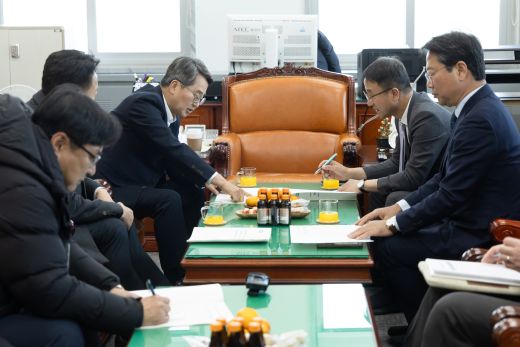 김동연 경기도지사가 17일 국회에서 한병도 국회 예산결산특별위원회 위원장을 만나 2026년도 경기도 핵심 국비사업에 대한 지원을 요청했다.