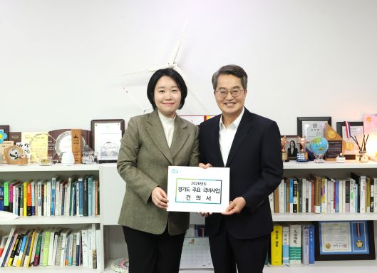 김동연 경기도지사가 17일 국회에서 이소영 예결위 간사를 만나 2026년도 경기도 핵심 국비사업에 대한 지원을 요청했다.