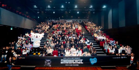 14일 서울 삼성동 가빈아트홀에서 진행된 ‘2025 CJ도너스캠프 문화동아리 쇼케이스’에 참여한 공연 부문 동아리 학생들과 관계자들이 기념사진을 촬영하고 있다. (사진=CJ도너스캠프)