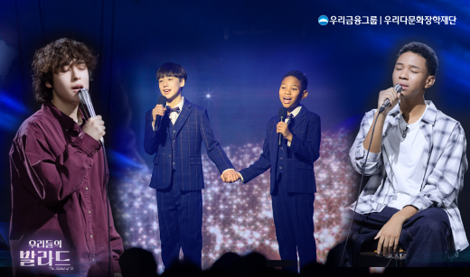 지난 10월 28일 방영된 SBS '우리들의 발라드'에 출연한 이지훈군(왼쪽)과 제레미 오추바군(오른쪽)이 2라운드 1:1데스매치 무대에서 노래하고있다. (사진=SBS '우리들의 발라드')