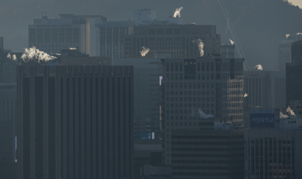 19일 중부내륙을 중심으로 강추위가 이어지겠다. 사진은 강추위에 서울 시내 빌딩에 난방으로 인한 수증기가 피어오르고 있는 모습. /뉴시스