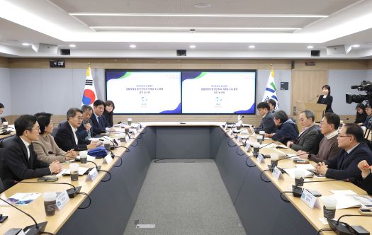 김동연 경기도지사는 18일 경기도청에서 ‘경기 동북부 공공병원 설립 타당성 및 민간투자 적격성 조사’ 연구용역 중간보고회를 열고 동북부 공공병원 설립의 타당성을 중간 점검하고 관계자들과 설립 방향을 논의했다.