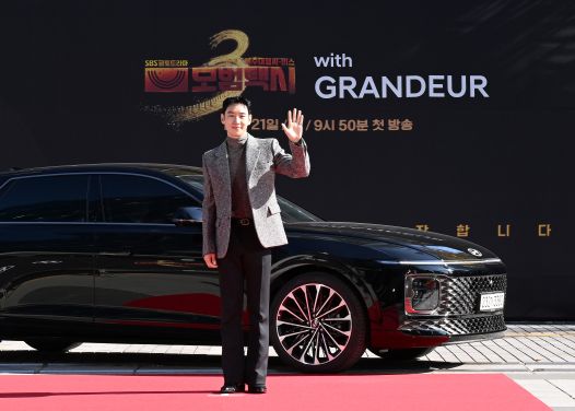 18일 SBS 목동 사옥에서 열린 모범택시3 제작발표회에 그랜저를 타고 등장한 배우 이제훈 (사진=현대자동차)
