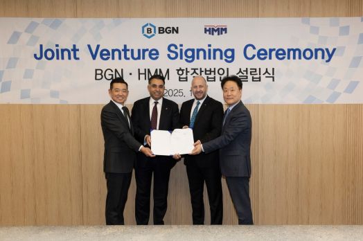 HMM 여의도 사옥에서 개최된 합작법인 설립식에서 정준 HMM 벌크사업본부장(우측 첫번째)과 오잔 투르굿(Ozan Turgut) BGN 대표(우측 두번째)가 기념촬영을 하고 있다. (사진=HMM)