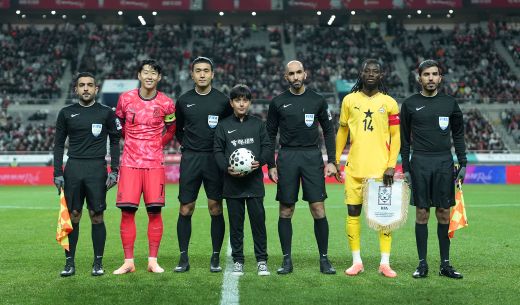 하나은행은 지난 18일 서울월드컵경기장에서 열린 대한민국과 가나의 축구 국가대표팀 A매치 경기에서 이주배경 가정 아동·청소년들에게 '매치볼 키드'와 '기수단'으로 참여할 수 있는 특별한 체험 기회를 제공했다고 밝혔다.이날 경기 시작에 앞서 아프가니스탄 출신 '매치볼 키드' 마시(Masih)가 양 팀 주장 및 심판진과 함께 기념촬영을 하고 있다. (사진=하나은행)