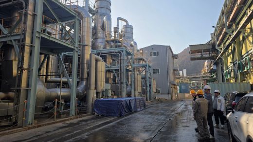 강원 영월군청 전략산업팀 관계자들이 ZLD 시스템 앞에서 석포제련소 관계자로부터 설명을 듣고 있다. (사진=영풍 석포제련소)