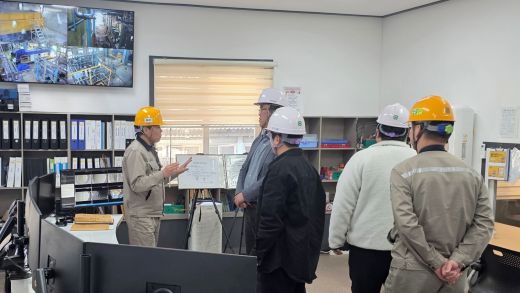 강원 영월군청 전략산업팀 관계자들이 석포제련소 관계자로부터 설명을 듣고 있다.