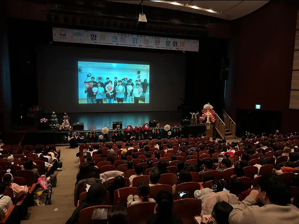 지난해 11월 성남시청 1층 온누리에서 열린 ‘제18회 지역아동센터연합회 가족 문화제’ 행사 현장(자료사진=성남시 제공)