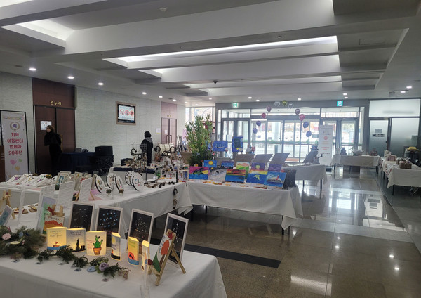 지난해 11월 열린 성남시 지역아동센터연합회 가족문화제 행사 당시 시청 로비 전시 작품들(자료사진=성남시 제공)