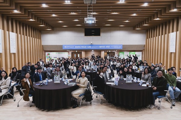 18일 수원유스호스텔에서 열린 ‘2025년 경기 고립·은둔 청년 지원사업 포럼’에서 참석자들이 기념촬영을 하고 있다. (사진=경기도 제공)