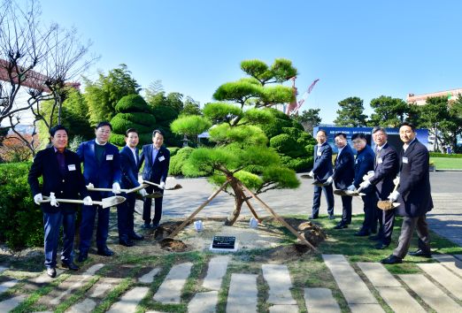 HD현대 정기선 회장이 19일 울산 HD현대중공업 영빈관에서 5,000척 인도 기념 식수를 하고 있다. (사진=HD현대)
