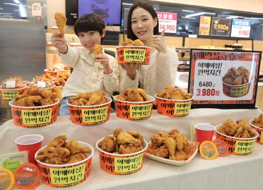 11월 19일 오전 이마트 용산점에서 모델들이 '어메이징 완벽치킨'을 소개하고 있다.  (사진=이마트)