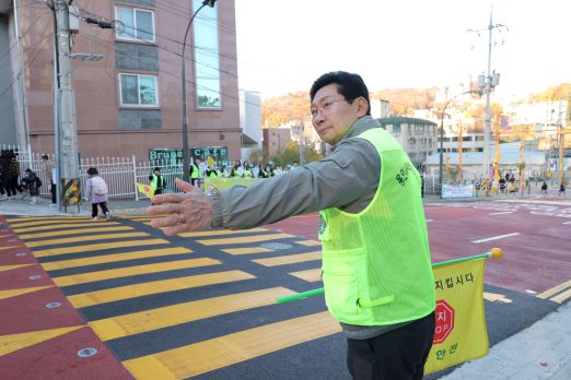 19일 교동초 앞에서 이상일 시장이 교통지도 봉사를 하고 있다 (사진=용인특례시)