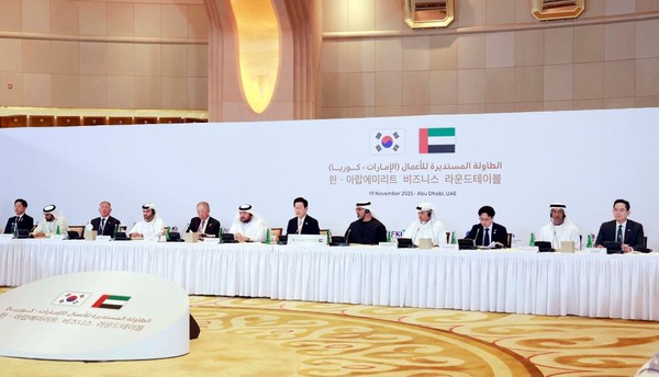 아랍에미리트(UAE)를 국빈 방문 중인 이재명 대통령이 19일(현지 시간) 아부다비 한 호텔에서 열린 한-UAE 비즈니스 라운드테이블에서 발언하고 있다. (왼쪽부터) 정의선 현대자동차그룹 회장, 압둘라 사이프 알누아이미 주한 UAE 대사, 류진 한국경제인협회 회장, 알 스와이디 투자부 장관, 이 대통령, 칼리드 빈 무함마드 알 나하얀 왕세자, 칼둔 칼리파 알 무바라크 무바달라 개발회사 CEO, 김정관 산업통상부 장관, 알 제유디 대외무역장관, 이재용 삼성전자 회장. /뉴시스