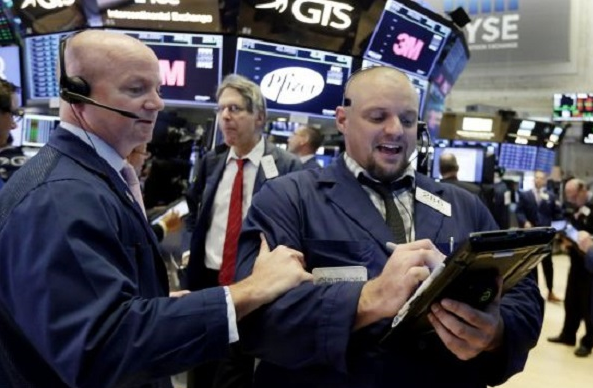 뉴욕증시는 19일(현지시간) 상승했다. 사진은 뉴욕증시 중개인들이 주가 상승에 밝은 표정으로 매매전략을 논의하고 있는 모습. [뉴욕=AP/뉴시스 자료사진]