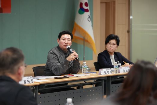 이상일 용인특례시장이 19일 기흥구청 다목적홀에서 ‘입주대표의회의 소통콘서트’를 열고 시민과 현안에 대해 이야기를 나누고 있다. (사진=용인특례시)