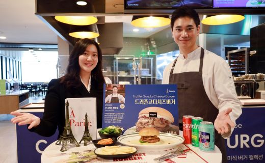 삼성웰스토리 직원과 르프리크 전명호 셰프(우)가 프로모션 메뉴를 선보이고 있다. (사진=삼성웰스토리)