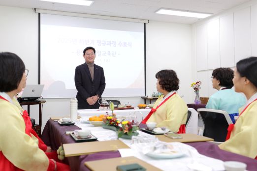 이상일 용인특례시장은 19일 예절교육관 정규과정 프로그램 수료식에 참석해 축하 인사를 전했다 (사진=용인특례시)