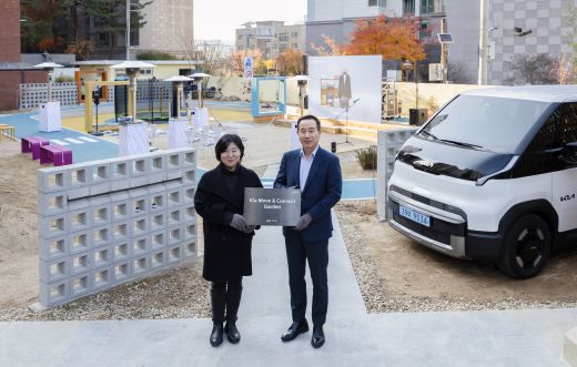 기아 국내사업본부장 정원정 부사장(오른쪽)과 꿈나무마을 파란꿈터 허경아 원장이 'Move & Connect' 행사 기념 촬영을 하는 모습 (사진=기아)