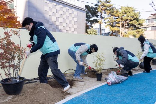 ‘Move & Connect’ 행사에서 기아 임직원들이 봉사활동을 하는 모습