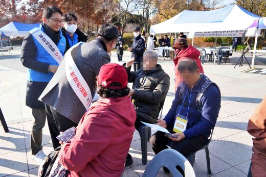 지난 19일 영등포공원 일대에서 우리은행, 서민금융진흥원, 영등포구청 직원들이 지역주민들에게 불법 사금융 피해예방 안내문과 홍보 물품을 나눠주고 현장상담을 진행하며 ‘불법 사금융 No!’ 캠페인을 진행하고 있다. (사진=우리은행)