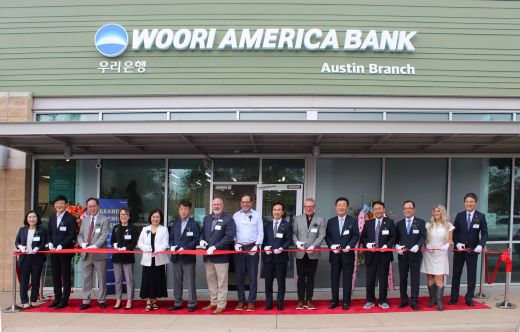 우리아메리카은행이 지난 19일(현지시각) 미국 텍사스주 오스틴지점 개점행사를 개최했다. 류형진 우리은행 글로벌그룹장(왼쪽 9번째), 이태훈 우리아메리카은행 법인장(왼쪽 13번째), 마크듀발(Mark Duval) 오스틴 아시안상공회의소 CEO(왼쪽 10번째), 에릭보이스(Eric Boyce) 시더파크 시의원(왼쪽 7번째), 데이브 포터(Dave Porter) 윌리암슨카운티 경제개발청 이사(왼쪽 8번째), 이옥희 오스틴 한인회장(왼쪽 5번째), 지은현 코리아텍사스포럼 대표(왼쪽 4번째)와 관계자들이 기념촬영을 하고 있다. (사진=우리아메리카은행)