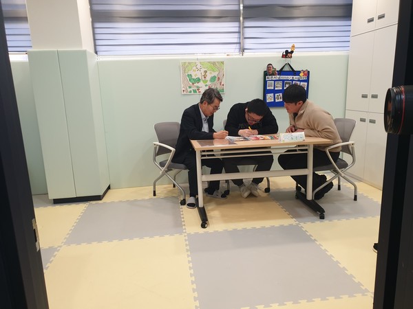 0일 오전 김동연 경기도지사가 파주 최중증 발달장애인통합돌봄센터 1호점을 방문해 최중증 발달장애인 낮 활동 참여 및 소통을 하고있다. /최아람 기자