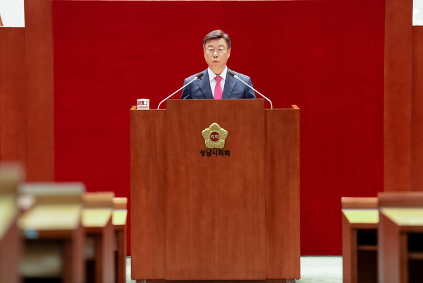 신상진 성남시장이 20일 성남시의회 제307회 제2차 정례회에서 2026년도 예산안과 시정 운영 방향을 설명하고 있다. (사진=성남시 제공)
