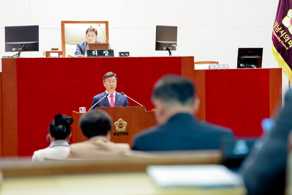 신상진 성남시장이 20일 성남시의회 제307회 제2차 정례회에서 2026년도 예산안과 시정 운영 방향을 설명하고 있다. (사진=성남시 제공)