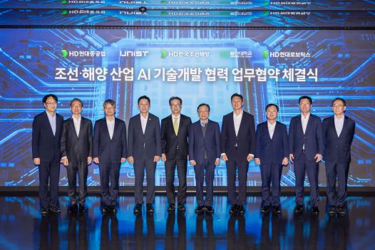 HD현대는 20일 판교 글로벌R&D센터에서 UNIST, 울산대학교와 ‘조선·해양 산업 AI 기술 개발 협력을 위한 업무 협약’을 체결했다(사진 왼쪽 두 번째부터 조영철 HD현대 부회장, 금석호 HD현대중공업 사장, 배경훈 부총리 겸 과학기술정보통신부 장관, 박종래 UNIST 총장, 오연천 울산대학교 총장, 정기선 HD현대 회장, 김형관 HD한국조선해양 사장, 정영근 HD현대로보틱스 로봇사업부문장)