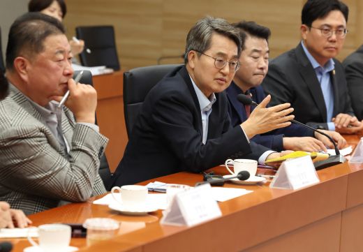 20일 오후 김동연 경기도지사가 파주 LG디스플레이(주) 국내복귀 투자현장을 방문해 김경일 파주시장, 정철동 LG디스플레이 대표이사, 박정 국회의원 및 관계자들과 간담회를 하고 있다. (사진=경기도)