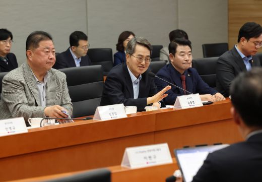 20일 오후 김동연 경기도지사가 파주 LG디스플레이(주) 국내복귀 투자현장을 방문해 김경일 파주시장, 정철동 LG디스플레이 대표이사, 박정 국회의원 및 관계자들과 간담회를 하고 있다.