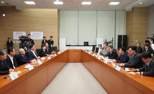 20일 오후 김동연 경기도지사가 파주 LG디스플레이(주) 국내복귀 투자현장을 방문해 김경일 파주시장, 정철동 LG디스플레이 대표이사, 박정 국회의원 및 관계자들과 간담회를 하고 있다.