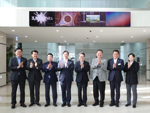 20일 오후 김동연 경기도지사가 파주 LG디스플레이(주) 국내복귀 투자현장을 방문해 김경일 파주시장, 정철동 LG디스플레이 대표이사, 박정 국회의원 및 관계자들과 간담회를 마치고 기념촬영을 하고 있다.