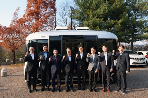 김동연 경기도지사가 20일 경기미래교육 파주캠퍼스에서 레벨4 무인자율주행차 ‘ROii(로이)’ 시연 행사에 참여했다.