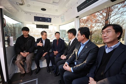 김동연 경기도지사가 20일 경기미래교육 파주캠퍼스에서 레벨4 무인자율주행차 ‘ROii(로이)’ 시연 행사에 참여했다.