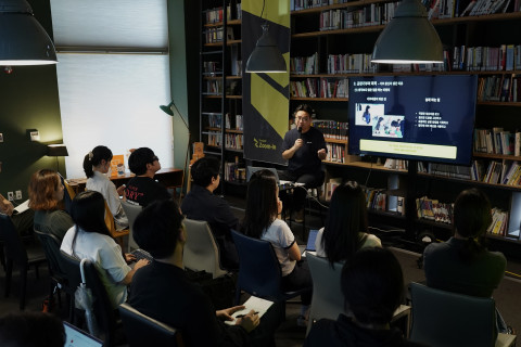 지난 프로젝트 줌인 세미나에서 담당자가 발표하고 있는 모습(사진=SK행복나눔재단)