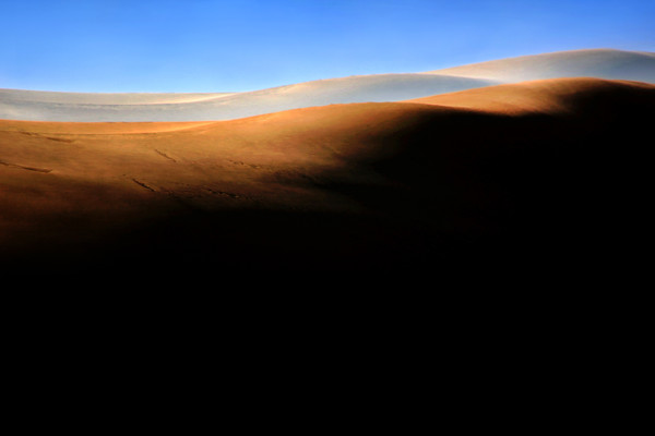 충남 태안 ‘신두리 해안사구’의 시시각각 변화하는 풍경을 담은 최경자 작가(1956~)의 사진전 '기억하는 풍경'이 24일까지 서울 인사동 Gallery Insart에서 열리고 있다.