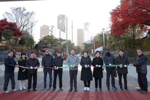 19일 교동마을 현대홈타운 정문에서 이상일 시장과 시 관계자, 입주민들이 진출입로 준공 기념 테이프커팅을 하고 있다 (사진=용인특례시)